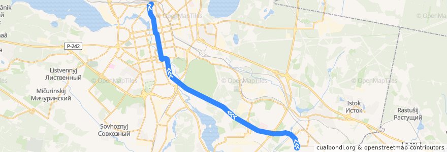 Mapa del recorrido Автобус 01. Аэропорт Кольцово - Железнодорожный вокзал de la línea  en بلدية يكاترينبورغ.